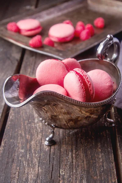 Doces franceses tradicionais. Macaroon com framboesas em uma vinheta — Fotografia de Stock