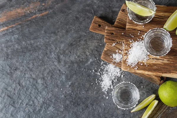 Tequila srebrna z limonką i morze soli. Ciemne tło. Selectiv — Zdjęcie stockowe