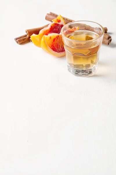 Tequila dorado con naranja roja y canela. Backgro blanco claro — Foto de Stock
