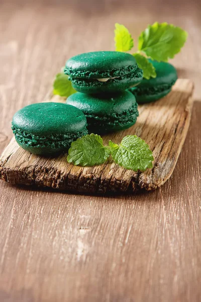 Geleneksel Fransız tatlılar. Ahşap bir boa nane ile yeşil makarna