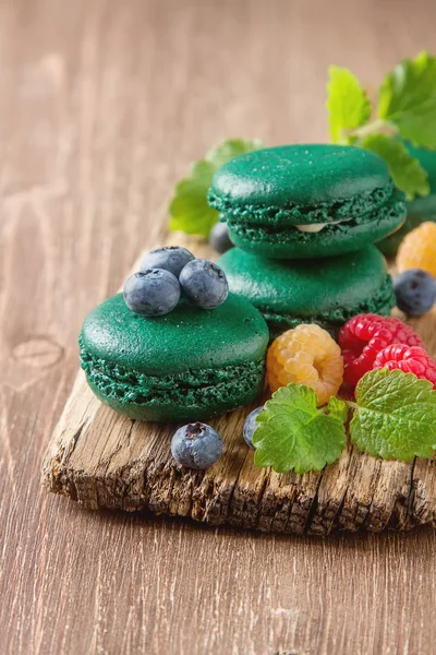 Bonbons traditionnels français. Un makorunas vert à la menthe, blanc et — Photo