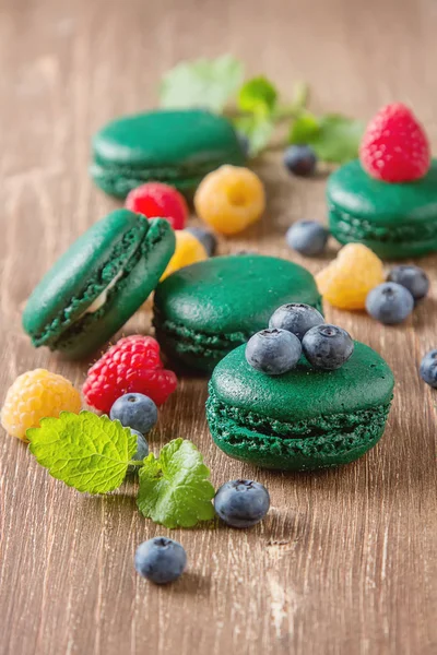 Geleneksel Fransız tatlılar. Nane, beyaz ile yeşil bir makorunas bir