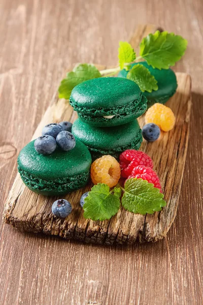 Bonbons traditionnels français. Un makorunas vert à la menthe, blanc et — Photo