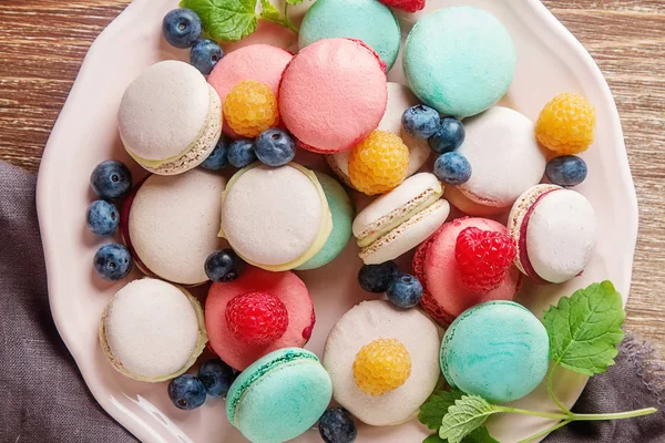 Doces franceses tradicionais. Macaroons coloridos variados com hortelã — Fotografia de Stock