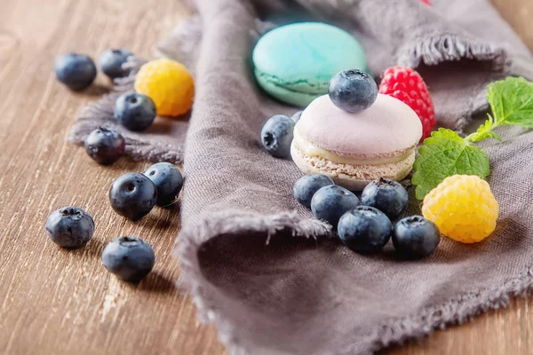 Dolci francesi tradizionali. Macaroni colorati assortiti con menta — Foto Stock