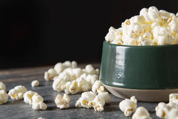 Salted popcorn in a cup. Dark background. Selective focus. Fast — Stock Photo, Image