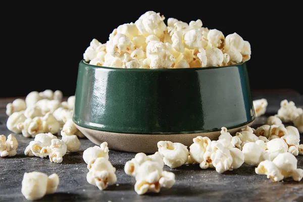Gesalzenes Popcorn in einer Tasse. dunkler Hintergrund. Selektiver Fokus. schnell — Stockfoto