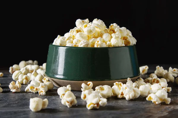 Salted popcorn in a cup. Dark background. Selective focus. Fast — Stock Photo, Image