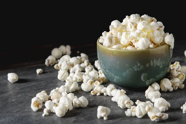 Gesalzenes Popcorn in einer Tasse. dunkler Hintergrund. Selektiver Fokus. schnell — Stockfoto