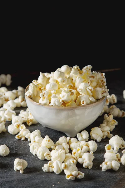 Bir bardak tuzlu patlamış mısır. Koyu arka plan. Seçici odak. Hızlı 