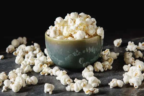 Gesalzenes Popcorn in einer Tasse. dunkler Hintergrund. Selektiver Fokus. schnell — Stockfoto