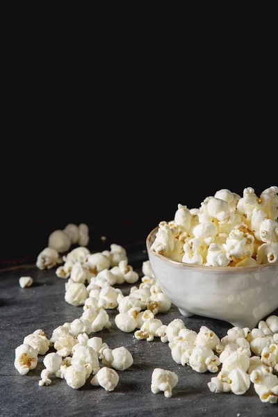 Salted popcorn in a cup. Dark background. Selective focus. Fast — Stock Photo, Image