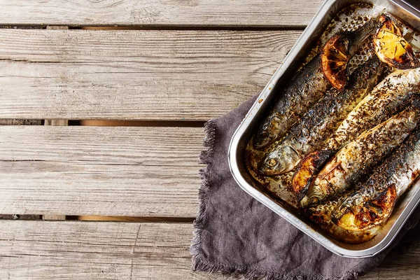 Cornish sardines. Voor grill en Bbg. Dark achtergrond. — Stockfoto