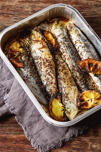 Cornish sardalye. Izgara ve Bbg. koyu arka planı için.
