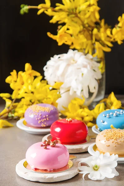 Moda mousse kek sprin ile dekore edilmiş bir ayna sır ile