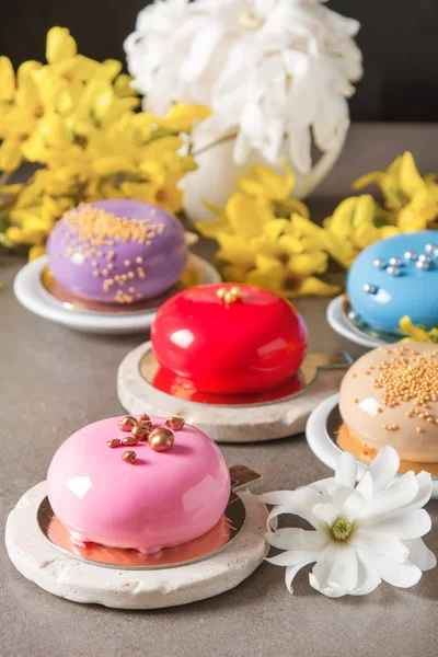 Moda mousse kek sprin ile dekore edilmiş bir ayna sır ile