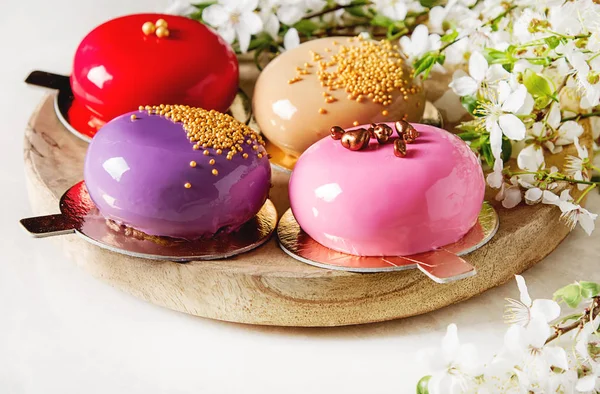 Moda mousse kek sprin ile dekore edilmiş bir ayna sır ile