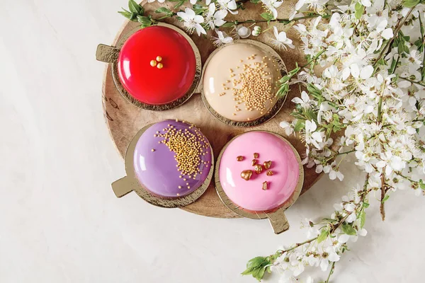 Moda mousse kek sprin ile dekore edilmiş bir ayna sır ile