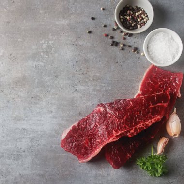 Aperatif bir parti, tortilla cips, cips soslar: 