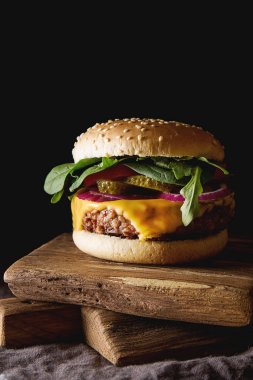 Aperatif bir parti, tortilla cips, cips soslar: 