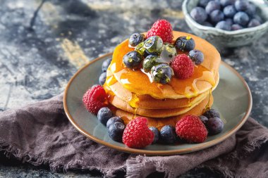 Aperatif bir parti, tortilla cips, cips soslar: 