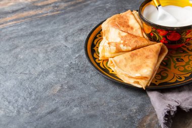 Aperatif bir parti, tortilla cips, cips soslar: 