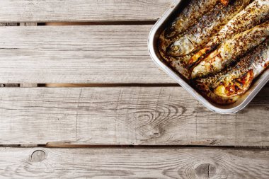 Cornish sardalye. Izgara ve Bbg. koyu arka planı için.