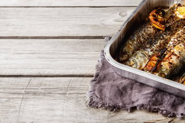 Cornish sardalye. Izgara ve Bbg. koyu arka planı için.