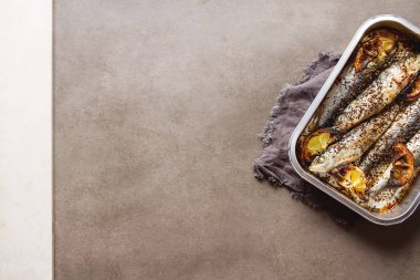 Cornish sardalye. Izgara ve Bbg. koyu arka planı için.