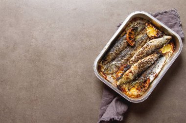 Cornish sardalye. Izgara ve Bbg. koyu arka planı için.