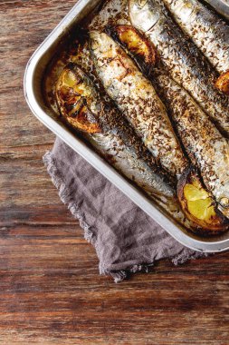 Cornish sardalye. Izgara ve Bbg. koyu arka planı için.