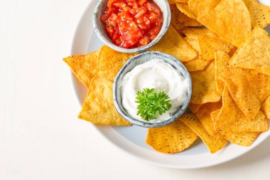 Aperatif bir parti, tortilla cips, cips soslar: 