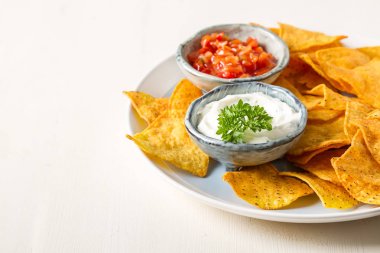 Aperatif bir parti, tortilla cips, cips soslar: 