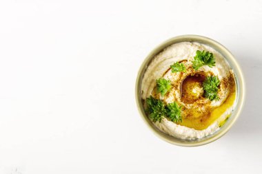 Vejetaryen aperatif. Humus ile Yeşiller, zeytinyağı ile giyinmiş ve