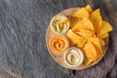 Vejetaryen aperatif. Humus ile Yeşiller, zeytinyağı ile giyinmiş ve