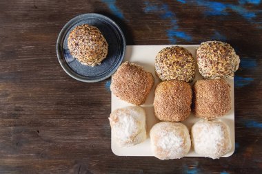Taze ev yapımı ekmek buğday üzerinden. Koyu arka plan. Bir ahşap tepsi.