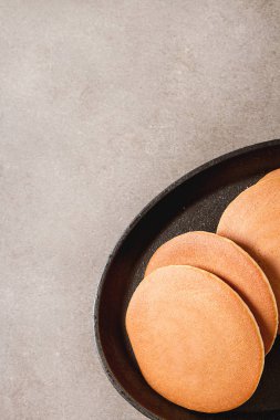 Kahvaltı seçeneği. Amerikan krep. Ülke stil. Karanlık backgro