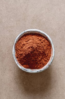 Çikolata ve pişirme için doğal kakao tozu. Uzay kopyalayın. En iyi v