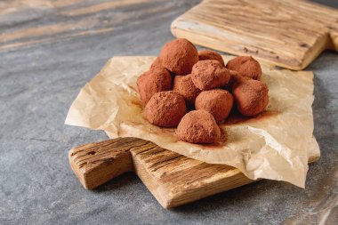 Kakao tozu ile ev yapımı çikolata truffles. Uzay kopyalayın. Luxur
