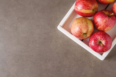 Olgun ve sulu elma bir beyaz ahşap tepsi. Ülke stil. Dar