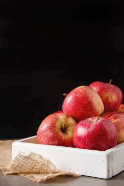 Olgun ve sulu elma bir beyaz ahşap tepsi. Ülke stil. Dar