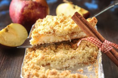 Tarçın ile geleneksel elmalı turta. Koyu ahşap arka plan.