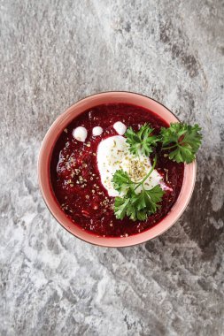 Geleneksel pancar çorbası ile Temyan, ekşi crea pembe bir tabak içinde