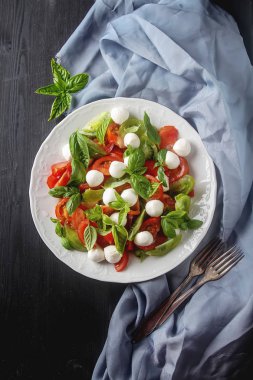 Beyaz bir ışık yaz salata domates, mozzarella peyniri, bas plakalı