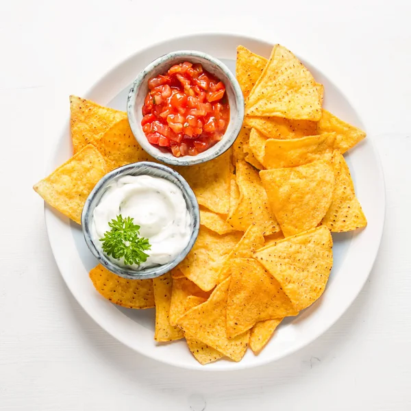 Snack para una fiesta, patatas fritas con tortilla, nachos con salsas : —  Fotos de Stock