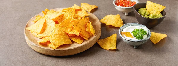 Snack para una fiesta, patatas fritas con tortilla, nachos con salsas: sa —  Fotos de Stock