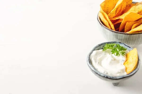 Snack para una fiesta, patatas fritas con tortilla, nachos con salsas : —  Fotos de Stock