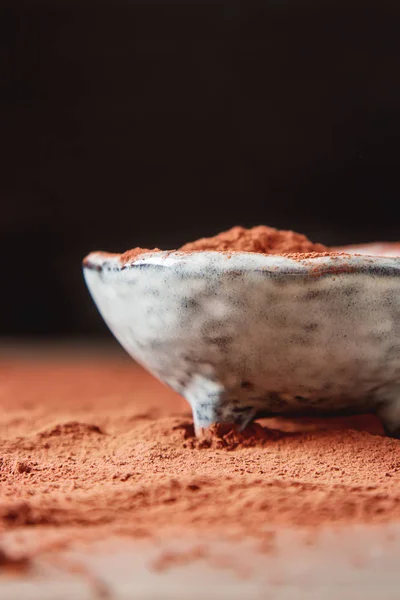 Natürliches Kakaopulver für Schokolade und Backwaren. Kopierraum. — Stockfoto