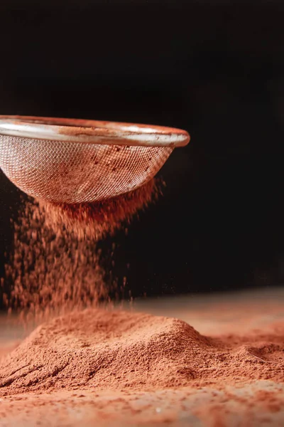 Natuurlijke cacaopoeder in een zeef voor chocolade en bakken. Kopiëren van s — Stockfoto