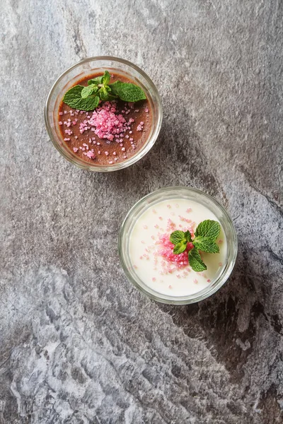 Italský dezert. Panna cotta s růžovou cukrem a mátou. Šedá ston — Stock fotografie